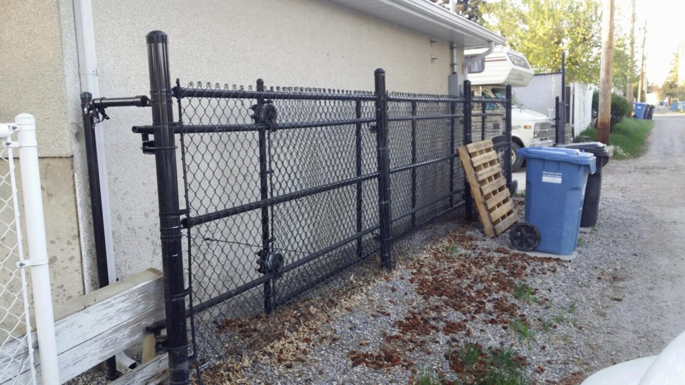 Rolling chain link gate