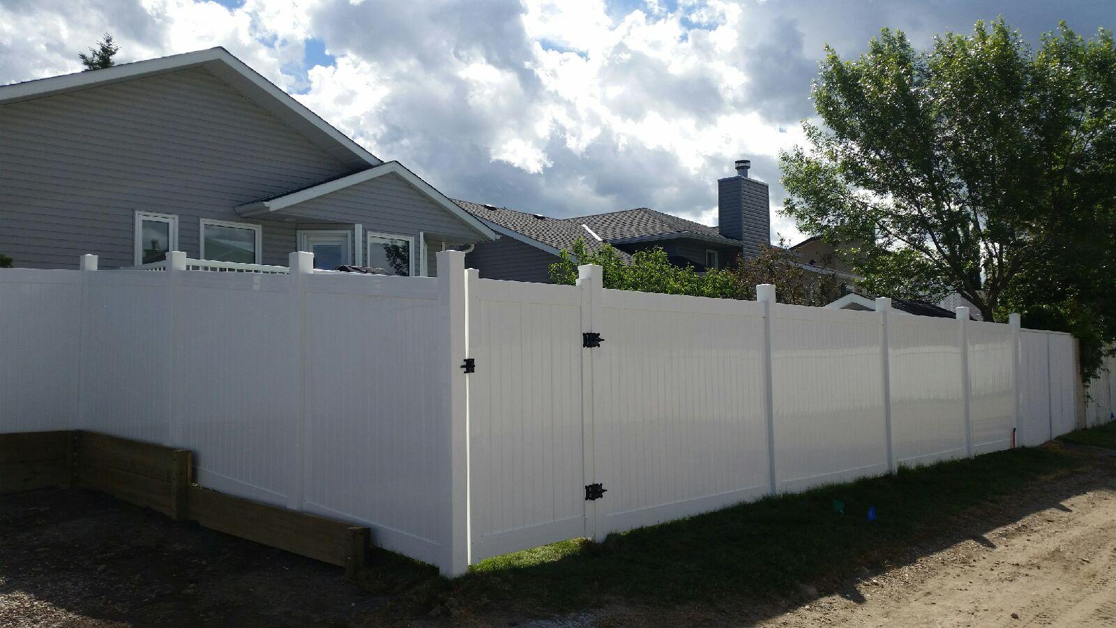 White vinyl privacy fence